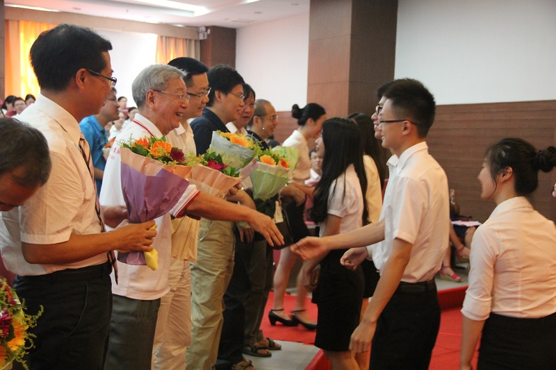 mksport官网入口中文系2015届毕业典礼隆重举行